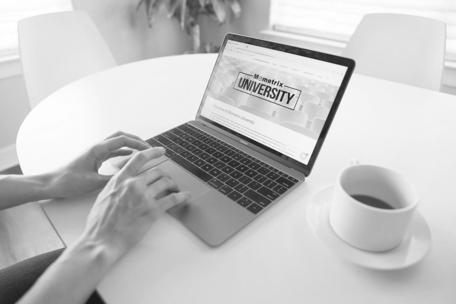 Équipe travaillant sur des rapports budgétaires