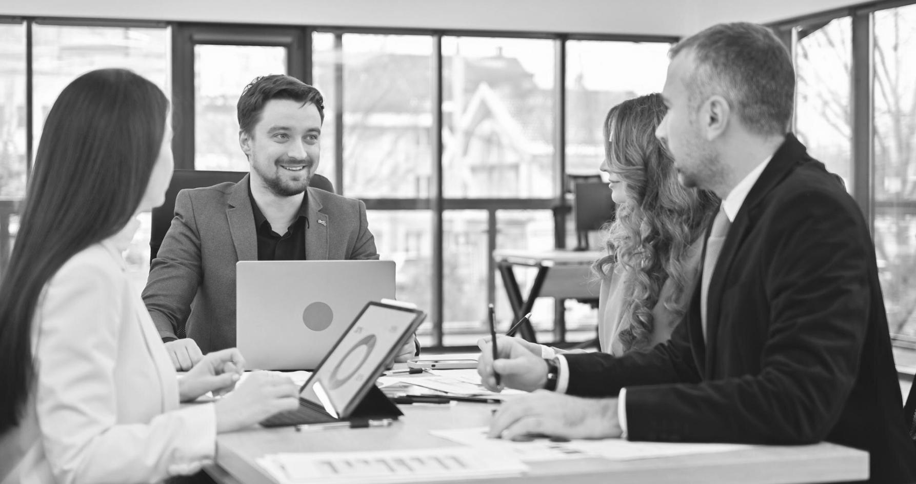Équipe finance travaillant sur des prévisions budgétaires lors d'une session de formation pratique